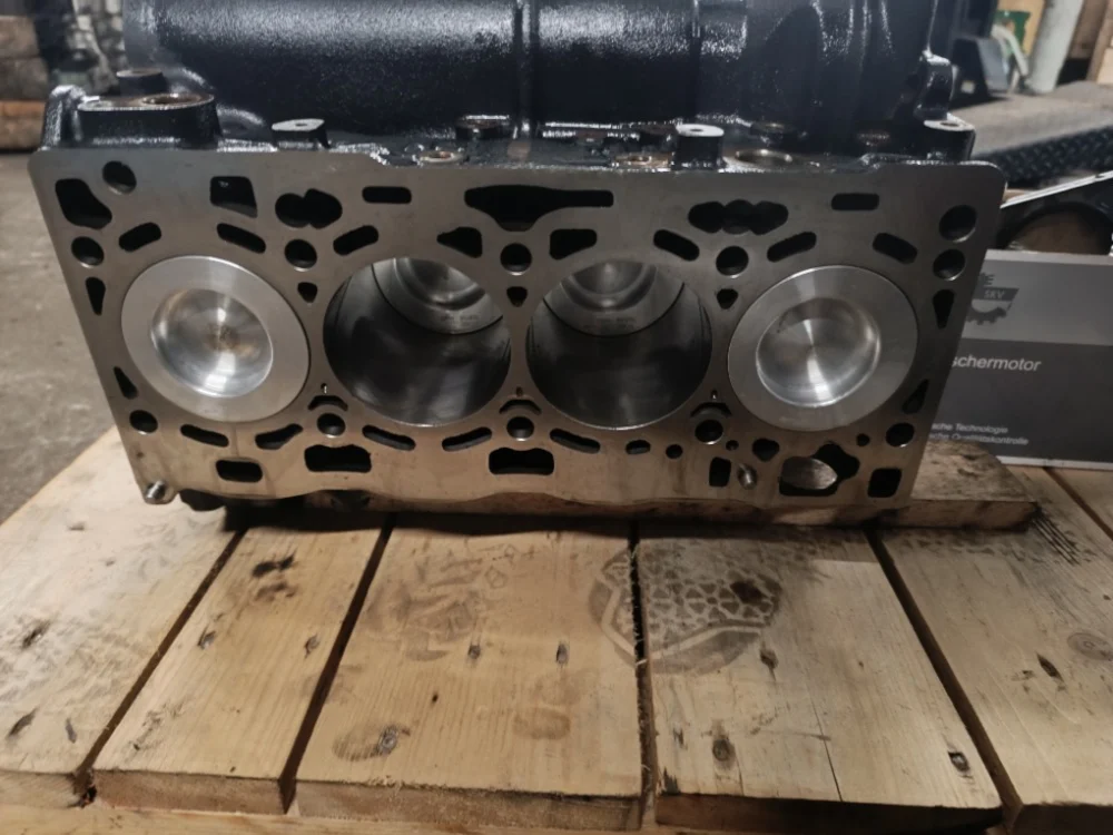 Detail hlavy motoru na pracovním místě